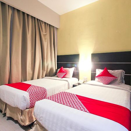 Aston Pekanbaru City Hotel Esterno foto