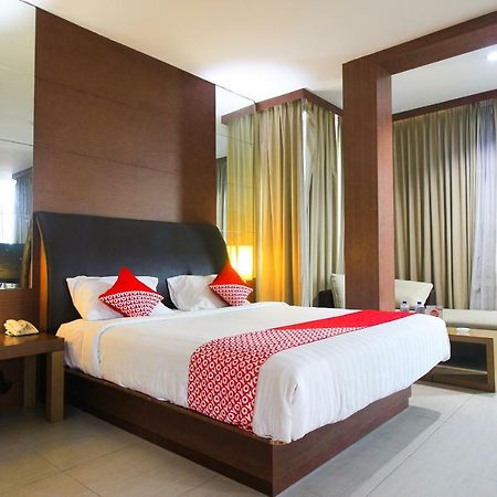 Aston Pekanbaru City Hotel Esterno foto