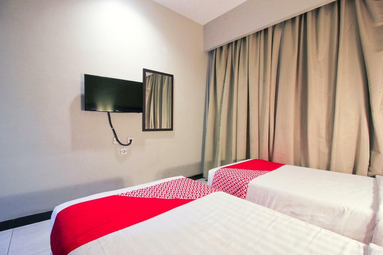 Aston Pekanbaru City Hotel Esterno foto