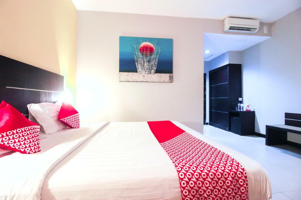 Aston Pekanbaru City Hotel Esterno foto