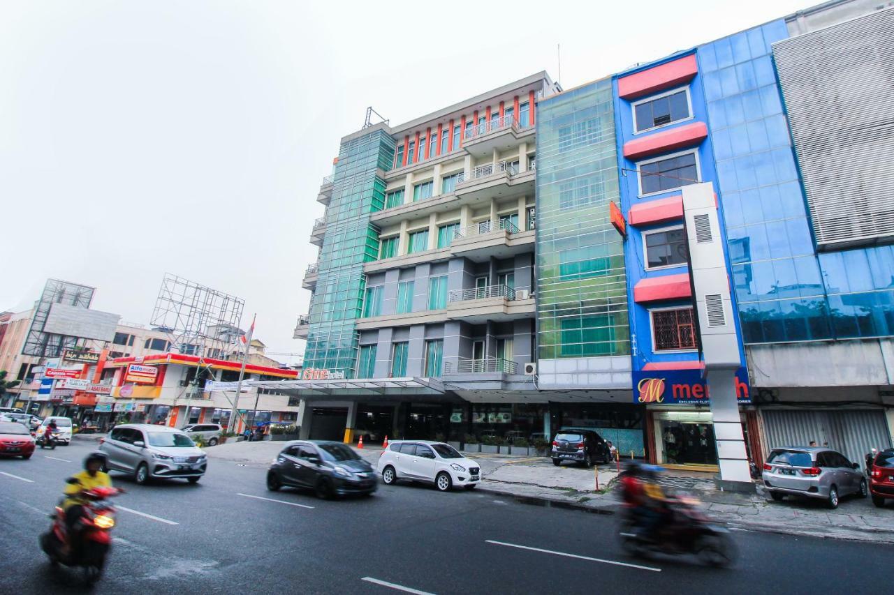 Aston Pekanbaru City Hotel Esterno foto