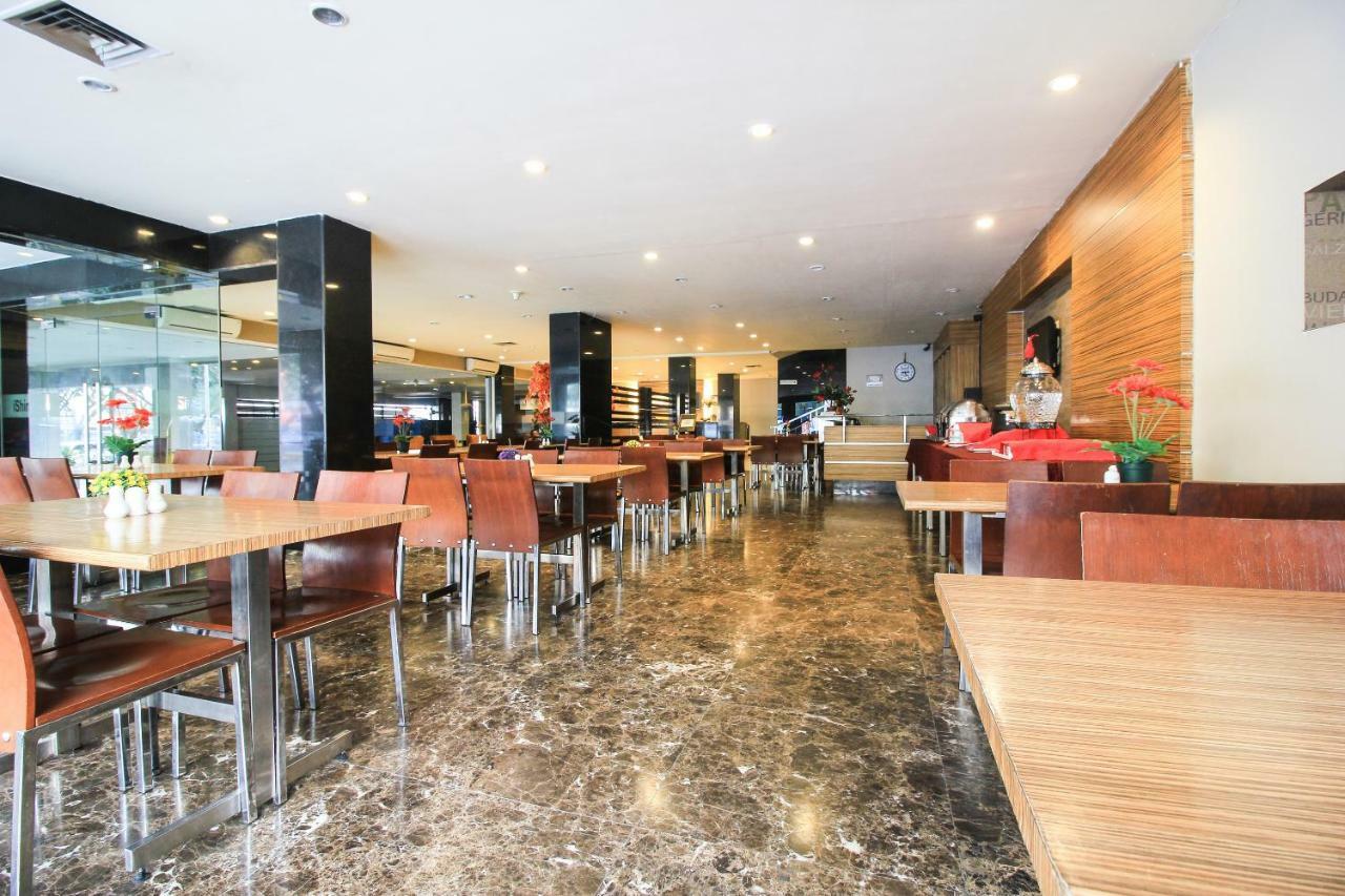 Aston Pekanbaru City Hotel Esterno foto